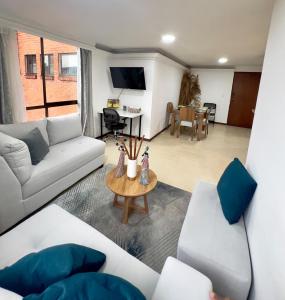 Χώρος καθιστικού στο Apt Multicentro Cali - Pool, Home Office, 2HB
