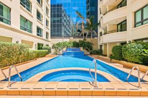 Opulent one bedroom apartment in parramatta. في سيدني: حمام سباحة في وسط المبنى +6 صور