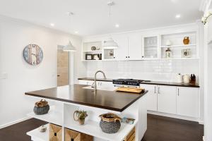 Kuchyň nebo kuchyňský kout v ubytování Estuary Poolside Escape in Dawesville Mandurah