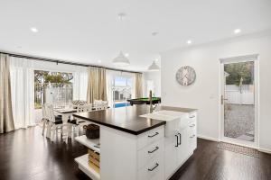 Kuchyň nebo kuchyňský kout v ubytování Estuary Poolside Escape in Dawesville Mandurah