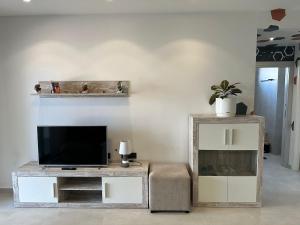 a living room with a tv and a table at Flamingo del Guardamar in Guardamar del Segura