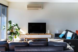 Μια τηλεόραση ή/και κέντρο ψυχαγωγίας στο St Andrews Golf Course and Nature Getaway