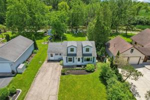 eine Luftaufnahme eines Hauses mit Garten in der Unterkunft Center Lake Cape Cod Escape Family Waterfront Home with Dock Scenic Views and Pet Friendly in Salem