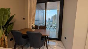 Χώρος καθιστικού στο Stylish 1BR on Maryah Island Walk to Cleveland