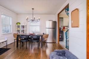 eine Küche mit einem Esstisch und einem Kühlschrank in der Unterkunft Center Lake Cape Cod Escape Family Waterfront Home with Dock Scenic Views and Pet Friendly in Salem