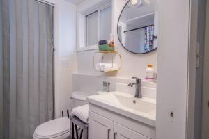 ein Badezimmer mit Waschbecken, Toilette und Spiegel in der Unterkunft Center Lake Cape Cod Escape Family Waterfront Home with Dock Scenic Views and Pet Friendly in Salem + 54 Fotos