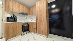 Η κουζίνα ή μικρή κουζίνα στο Stylish 1BR on Maryah Island Walk to Cleveland +6 φωτογραφίες