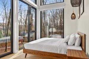 Postel nebo postele na pokoji v ubytování Foret de Verre Luxury Forest Chalet