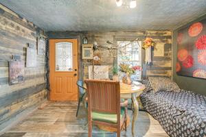 Khu vực ghế ngồi tại 7 Mi to Cuyahoga Valley NP Walkable Apt!