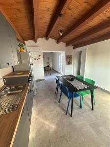 Kuchyň nebo kuchyňský kout v ubytování Casa nel verde a fontane bianche