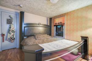 Giường trong phòng chung tại 7 Mi to Cuyahoga Valley NP Walkable Apt!