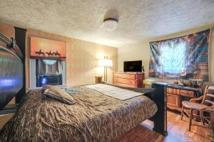 TV/trung tâm giải trí tại 7 Mi to Cuyahoga Valley NP Walkable Apt!