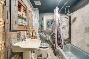 Phòng tắm tại 7 Mi to Cuyahoga Valley NP Walkable Apt! +16 ảnh