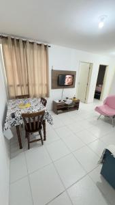 Μια τηλεόραση ή/και κέντρο ψυχαγωγίας στο Apartamento 2 quartos