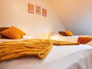 Ένα ή περισσότερα κρεβάτια σε δωμάτιο στο Gîte champêtre avec animaux admis à Chassignolles - FR-1-591-768