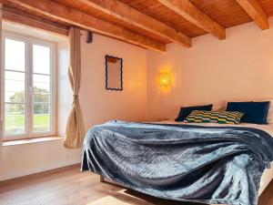 Ένα ή περισσότερα κρεβάτια σε δωμάτιο στο Gîte champêtre avec animaux admis à Chassignolles - FR-1-591-768