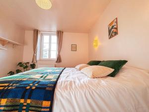 Ένα ή περισσότερα κρεβάτια σε δωμάτιο στο Gîte champêtre avec animaux admis à Chassignolles - FR-1-591-768 +2 φωτογραφίες