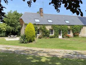 a house with a roof with a grass yard at Longère spacieuse avec jardin à Saint-Evroult, animaux admis sur demande - FR-1-497-257 in Touquettes