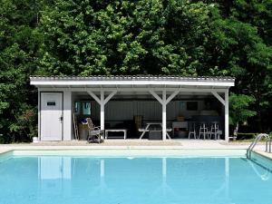 Saint-Paul-la-RocheDemeure XIXᵉ avec rivière en Dordogne, piscine et wifi - FR-1-839-11的房屋前带游泳池的凉亭