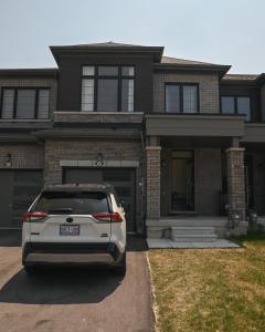 ein vor einem Haus geparktes Auto in der Unterkunft Modern 3Bed Home 10 Mins to Niagra Falls in Thorold