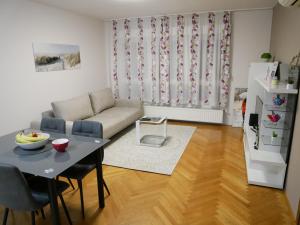 ein Wohnzimmer mit Sofa und Tisch in der Unterkunft Queen's gate in Zagreb