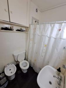 a bathroom with a toilet and a bidet and a sink at Departamento 3 Ambientes Plaza Colon in Mar del Plata