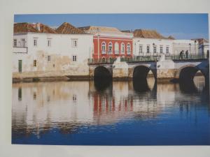 Výhled na řeku, která protéká v blízkosti prázdninového areálu