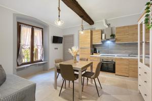 Una cocina y un comedor con mesa y sillas. en Residence Brugnano, en Cremona 31 fotos más