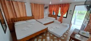 En eller flere senge i et værelse på Chilly Beach Resort Palawan + 65 billeder