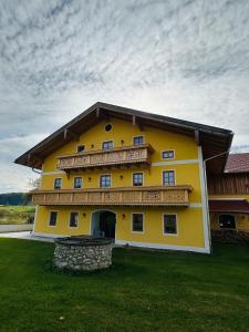 PettingSEEBERGER GÜTL - by "Schloss Gessenberg" Exclusive apartments with a historic ambience for lovers of art and antiques的一座大型黄色建筑,设有木屋顶