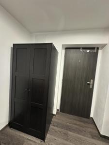 济泽罗河畔帕塞基Horský apartmán Dolní Rokytnice的一间空房间,有黑色的门和走廊