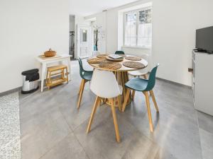 a kitchen and dining room with a table and chairs at Loki Rivoli Cottage in Locquirec