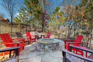 un groupe de chaises assises autour d'un foyer extérieur dans l'établissement Boulder Ridge Cabin, à Lake Lure