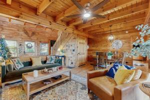 un salon avec un canapé et une table dans l'établissement Boulder Ridge Cabin, à Lake Lure