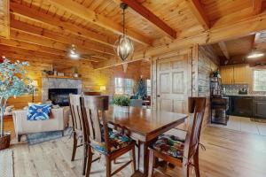 une cuisine et un salon avec une table et des chaises dans l'établissement Boulder Ridge Cabin, à Lake Lure 24 autres photos