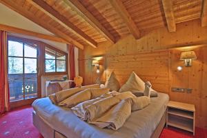 索尔登祖阿尔坦穆赫膳食公寓酒店的一间木墙房间里的一张大床