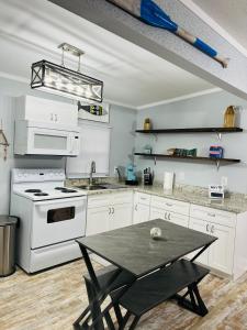 Кухня или мини-кухня в Northeast Investments LLC
