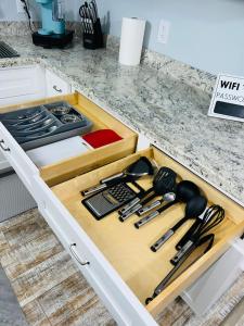 Кухня или мини-кухня в Northeast Investments LLC
 +13 фотографий