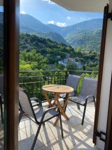 un tavolo e sedie su un balcone con vista di Whole house Stropones Evia a Strópones