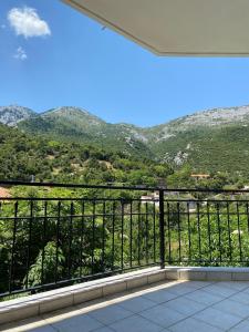 un balcone con vista sulle montagne di Whole house Stropones Evia a Strópones Altre 33 foto