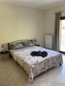 una camera da letto con un letto con un accappatoio nero sopra di Whole house Stropones Evia a Strópones