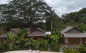 un grupo de cabañas en un jardín en Villas Boutique Antheia, en La Orilla