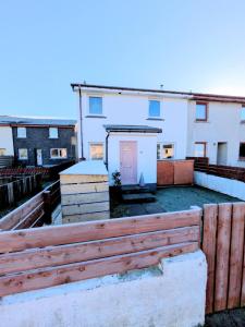 Bygningen som feriehuset ligger i + 18 billeder