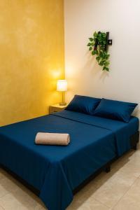 ein Schlafzimmer mit einem blauen Bett mit einem Handtuch darauf in der Unterkunft Casa Dorada in La Dorada