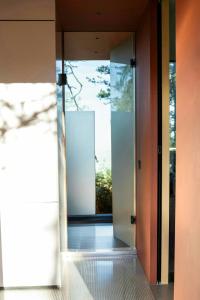 eine offene Tür zu einem Zimmer mit Fenster in der Unterkunft Modern Cabin By The Cross-Country Trails in Svene