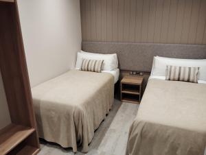 a room with two beds in a hotel room at Hotel Vélez in Vélez-Rubio