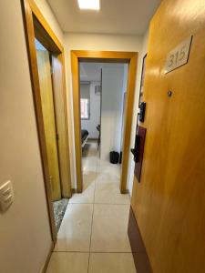 Un pasillo con un cartel con un número en la puerta. en Studio Luxury - piscina e ar condicionado, en Río de Janeiro