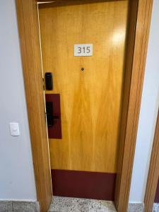 Una puerta con el número. en Studio Luxury - piscina e ar condicionado, en Río de Janeiro