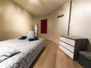 Ένα ή περισσότερα κρεβάτια σε δωμάτιο στο Le coeur de la ville