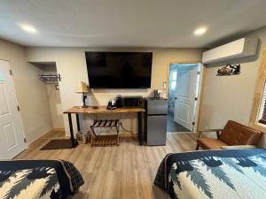 Η κουζίνα ή μικρή κουζίνα στο Sleepy Bear Inn